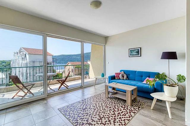 Apartment with Sea View, Bijela